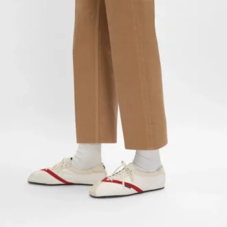 Der flache Sneaker aus Grosgrain, Samt, Ziegenveloursleder und Lammleder