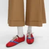 Der flache Sneaker aus Grosgrain, Samt, Ziegenveloursleder und Lammleder Der flache Sneaker aus Grosgrain, Samt, Ziegenveloursleder und Lammleder