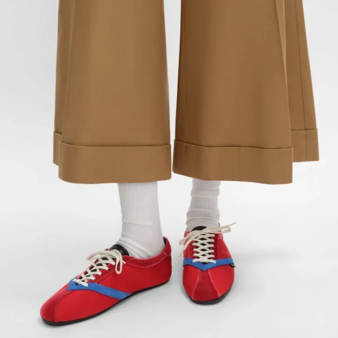 Der flache Sneaker aus Grosgrain, Samt, Ziegenveloursleder und Lammleder Der flache Sneaker aus Grosgrain, Samt, Ziegenveloursleder und Lammleder