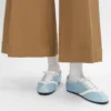 Der flache Sneaker aus Grosgrain, Samt, Ziegenveloursleder und Lammleder Der flache Sneaker aus Grosgrain, Samt, Ziegenveloursleder und Lammleder
