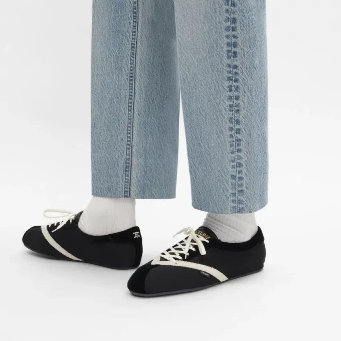Der flache Sneaker aus Grosgrain, Samt, Ziegenveloursleder und Lammleder Der flache Sneaker aus Grosgrain, Samt, Ziegenveloursleder und Lammleder
