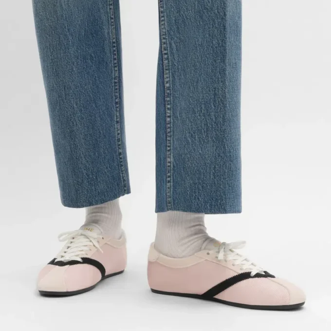 Der flache Sneaker aus Grosgrain, Samt, Ziegenveloursleder und Lammleder Der flache Sneaker aus Grosgrain, Samt, Ziegenveloursleder und Lammleder