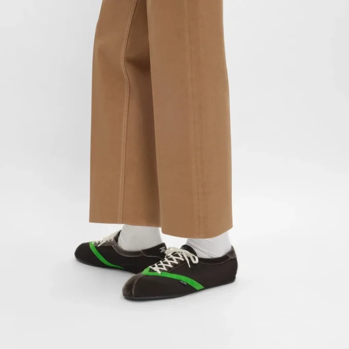 Der flache Sneaker aus Grosgrain, Samt, Ziegenveloursleder und Lammleder Der flache Sneaker aus Grosgrain, Samt, Ziegenveloursleder und Lammleder