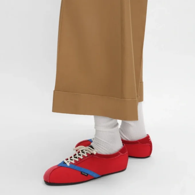 Der flache Sneaker aus Grosgrain, Samt, Ziegenveloursleder und Lammleder Der flache Sneaker aus Grosgrain, Samt, Ziegenveloursleder und Lammleder