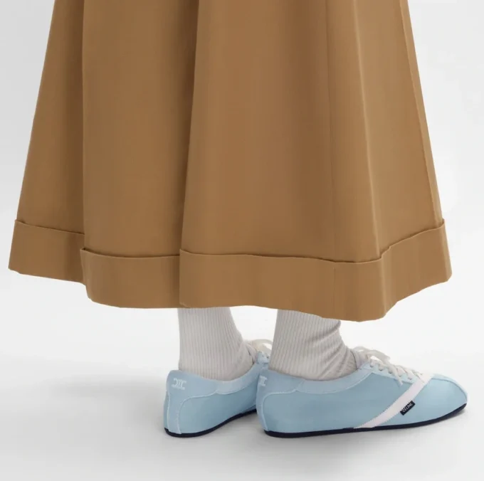 Der flache Sneaker aus Grosgrain, Samt, Ziegenveloursleder und Lammleder Der flache Sneaker aus Grosgrain, Samt, Ziegenveloursleder und Lammleder