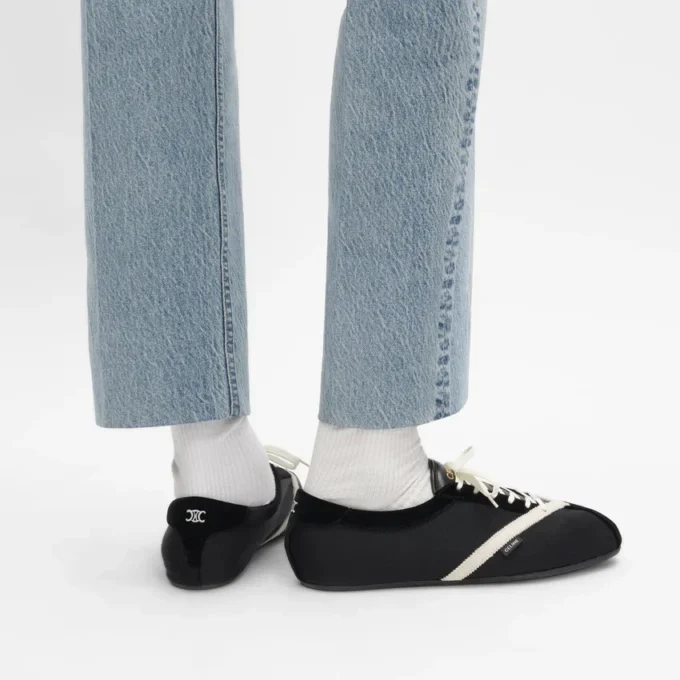 Der flache Sneaker aus Grosgrain, Samt, Ziegenveloursleder und Lammleder Der flache Sneaker aus Grosgrain, Samt, Ziegenveloursleder und Lammleder