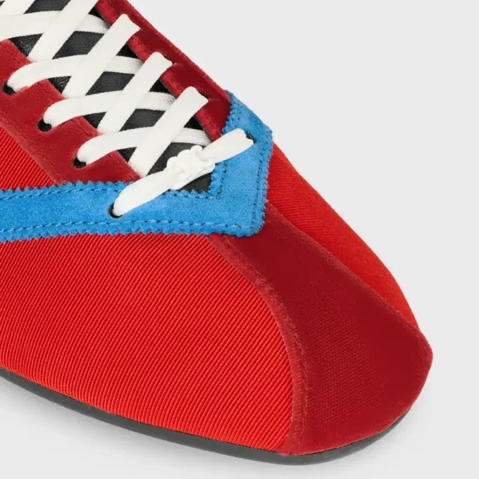 Der flache Sneaker aus Grosgrain, Samt, Ziegenveloursleder und Lammleder Der flache Sneaker aus Grosgrain, Samt, Ziegenveloursleder und Lammleder