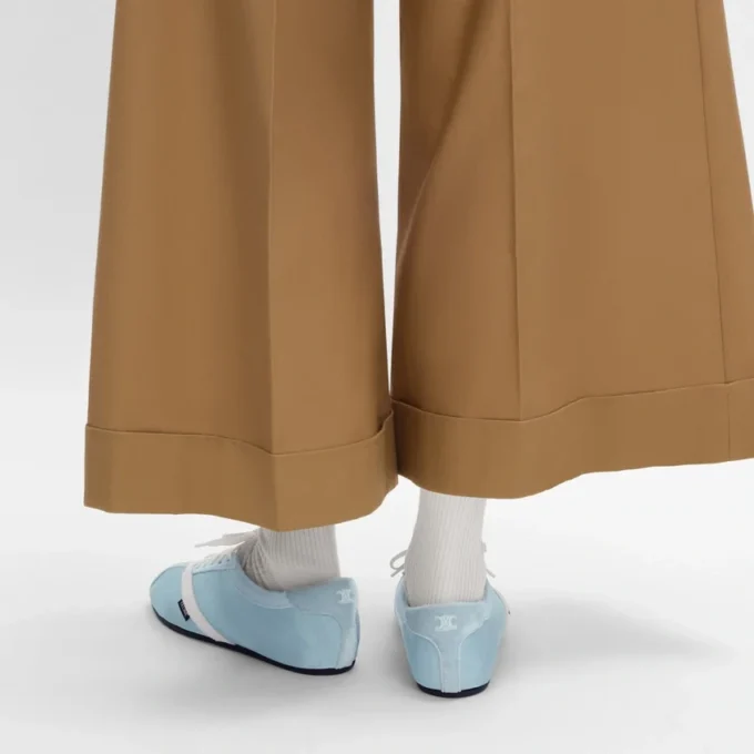 Der flache Sneaker aus Grosgrain, Samt, Ziegenveloursleder und Lammleder Der flache Sneaker aus Grosgrain, Samt, Ziegenveloursleder und Lammleder