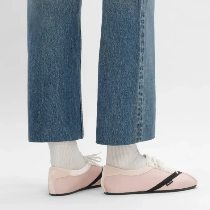 Der flache Sneaker aus Grosgrain, Samt, Ziegenveloursleder und Lammleder Der flache Sneaker aus Grosgrain, Samt, Ziegenveloursleder und Lammleder