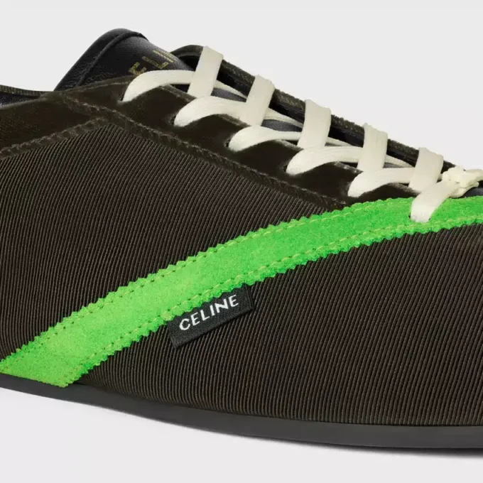 Der flache Sneaker aus Grosgrain, Samt, Ziegenveloursleder und Lammleder Der flache Sneaker aus Grosgrain, Samt, Ziegenveloursleder und Lammleder