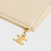 Dreiteiliges Set mit Triomphe-Anhängern aus Triomphe Canvas und genarbtem Kalbsleder Dreiteiliges Set mit Triomphe-Anhängern aus Triomphe Canvas und genarbtem Kalbsleder