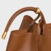 Große Beuteltasche aus geschmeidigem, glattem Kalbsleder Große Beuteltasche aus geschmeidigem, glattem Kalbsleder