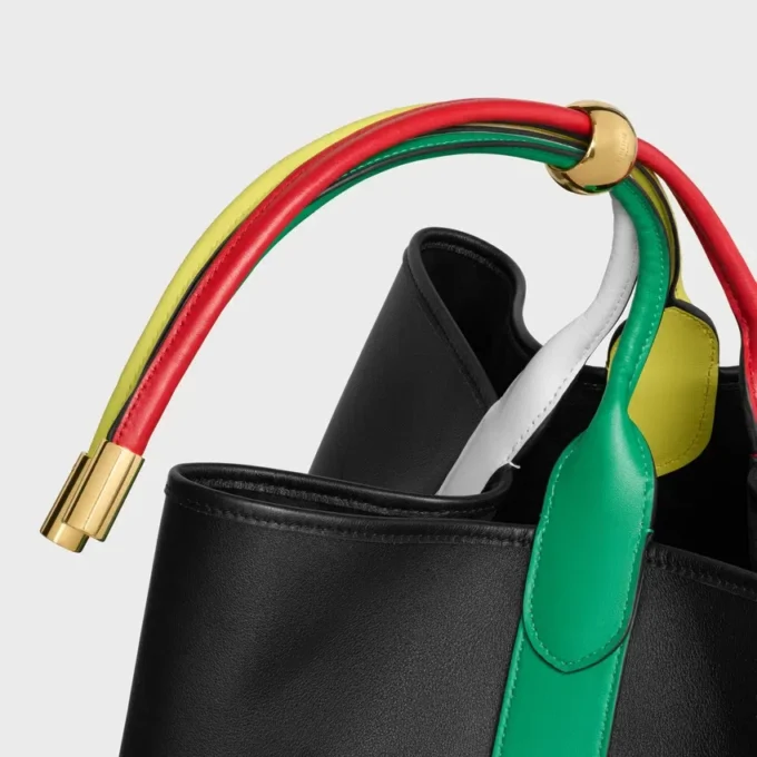 Große Drop-Bucket-Tasche aus glattem Kalbsleder Große Drop-Bucket-Tasche aus glattem Kalbsleder