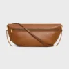 Halbmondförmige Soft Triomphe Tasche aus geschmeidigem, glänzendem Lammleder Halbmondförmige Soft Triomphe Tasche aus geschmeidigem, glänzendem Lammleder