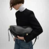 Halbmondförmige Soft Triomphe Tasche aus geschmeidigem, glänzendem Lammleder Halbmondförmige Soft Triomphe Tasche aus geschmeidigem, glänzendem Lammleder
