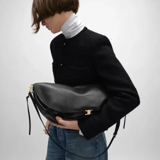 Halbmondförmige Soft Triomphe Tasche aus geschmeidigem, glänzendem Lammleder Halbmondförmige Soft Triomphe Tasche aus geschmeidigem, glänzendem Lammleder