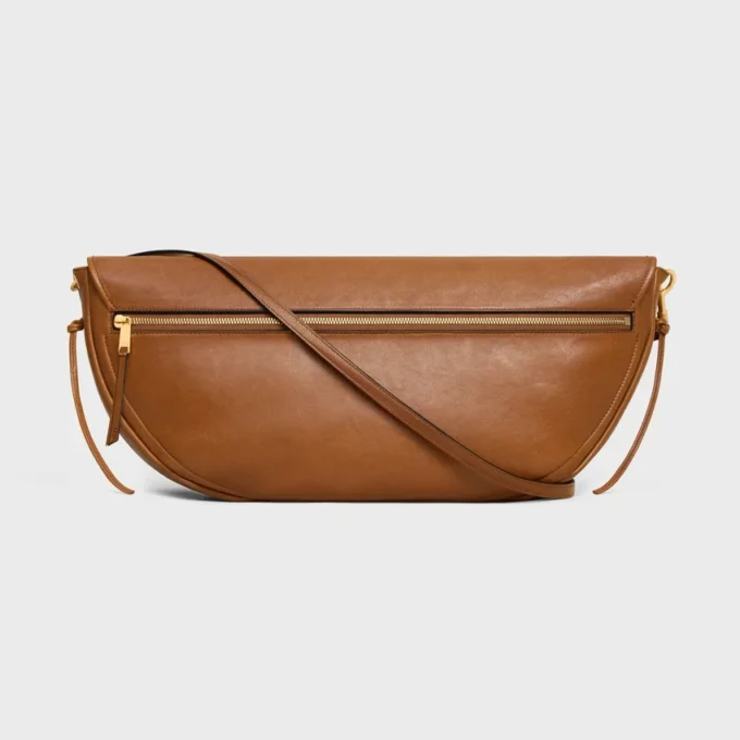 Halbmondförmige Soft Triomphe Tasche aus geschmeidigem, glänzendem Lammleder Halbmondförmige Soft Triomphe Tasche aus geschmeidigem, glänzendem Lammleder