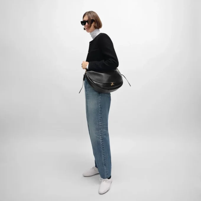 Halbmondförmige Soft Triomphe Tasche aus geschmeidigem, glänzendem Lammleder Halbmondförmige Soft Triomphe Tasche aus geschmeidigem, glänzendem Lammleder