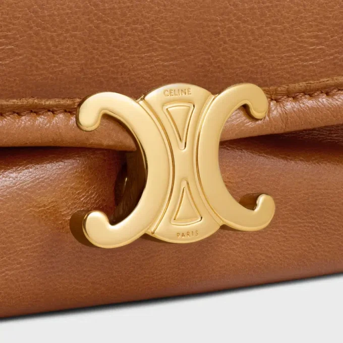 Halbmondförmige Soft Triomphe Tasche aus geschmeidigem, glänzendem Lammleder Halbmondförmige Soft Triomphe Tasche aus geschmeidigem, glänzendem Lammleder
