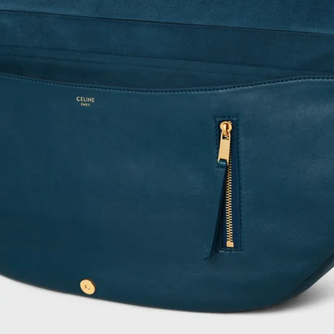 Halbmondförmige Soft Triomphe Tasche aus geschmeidigem, glänzendem Lammleder Halbmondförmige Soft Triomphe Tasche aus geschmeidigem, glänzendem Lammleder