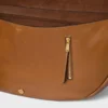 Halbmondförmige Soft Triomphe Tasche aus geschmeidigem, glänzendem Lammleder Halbmondförmige Soft Triomphe Tasche aus geschmeidigem, glänzendem Lammleder