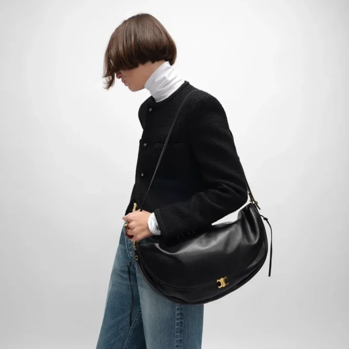 Halbmondförmige Soft Triomphe Tasche aus geschmeidigem, glänzendem Lammleder Halbmondförmige Soft Triomphe Tasche aus geschmeidigem, glänzendem Lammleder
