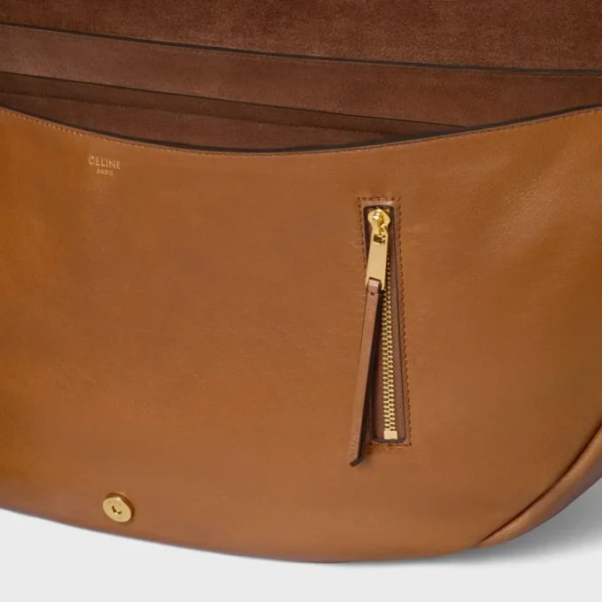 Halbmondförmige Soft Triomphe Tasche aus geschmeidigem, glänzendem Lammleder Halbmondförmige Soft Triomphe Tasche aus geschmeidigem, glänzendem Lammleder