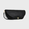 Halbmondförmige Soft Triomphe Tasche aus geschmeidigem, glänzendem Lammleder Halbmondförmige Soft Triomphe Tasche aus geschmeidigem, glänzendem Lammleder