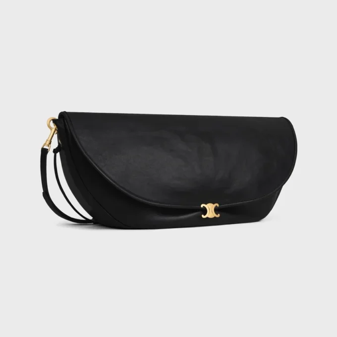 Halbmondförmige Soft Triomphe Tasche aus geschmeidigem, glänzendem Lammleder Halbmondförmige Soft Triomphe Tasche aus geschmeidigem, glänzendem Lammleder