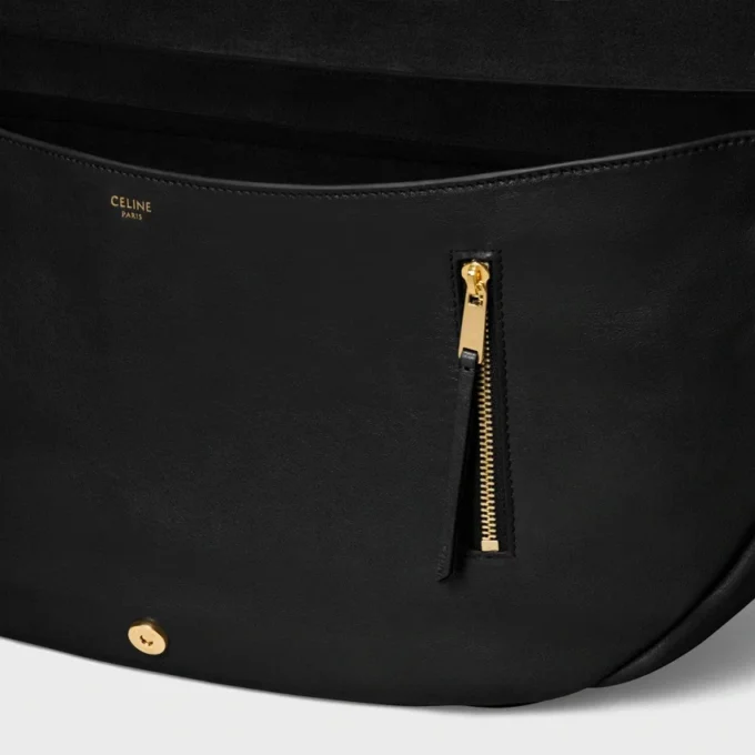 Halbmondförmige Soft Triomphe Tasche aus geschmeidigem, glänzendem Lammleder Halbmondförmige Soft Triomphe Tasche aus geschmeidigem, glänzendem Lammleder