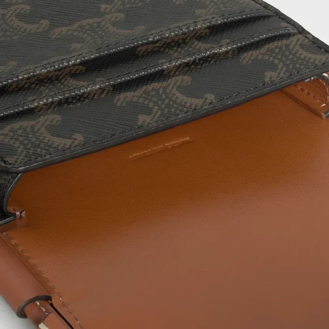 Handytasche mit Klappe aus Triomphe Canvas und Kalbsleder