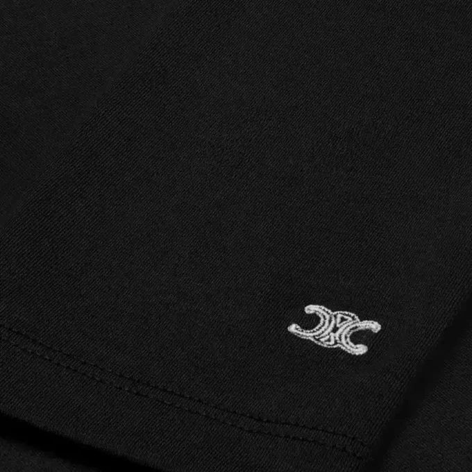Hochgeschlossenes Oberteil aus sportlichem Baumwolljersey Hochgeschlossenes Oberteil aus sportlichem Baumwolljersey