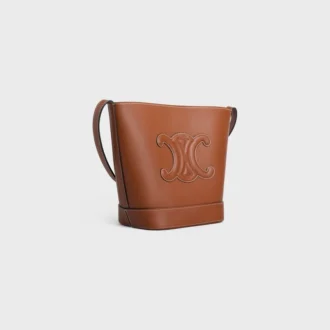 Kleine Cuir Triomphe-Beuteltasche aus glattem Kalbsleder