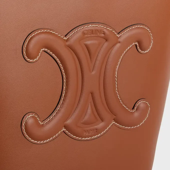 Kleine Cuir Triomphe-Beuteltasche aus glattem Kalbsleder Kleine Cuir Triomphe-Beuteltasche aus glattem Kalbsleder