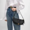 Kleine Halfmoon Soft Triomphe aus geschmeidigem, glänzendem Lammleder