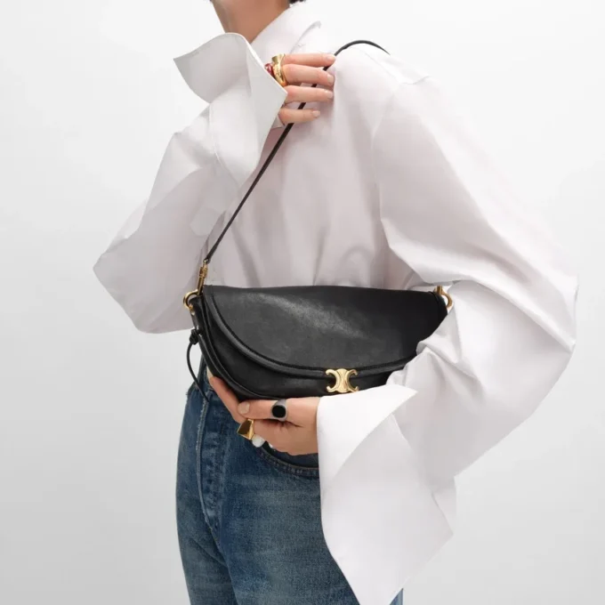 Kleine Halfmoon Soft Triomphe aus geschmeidigem, glänzendem Lammleder