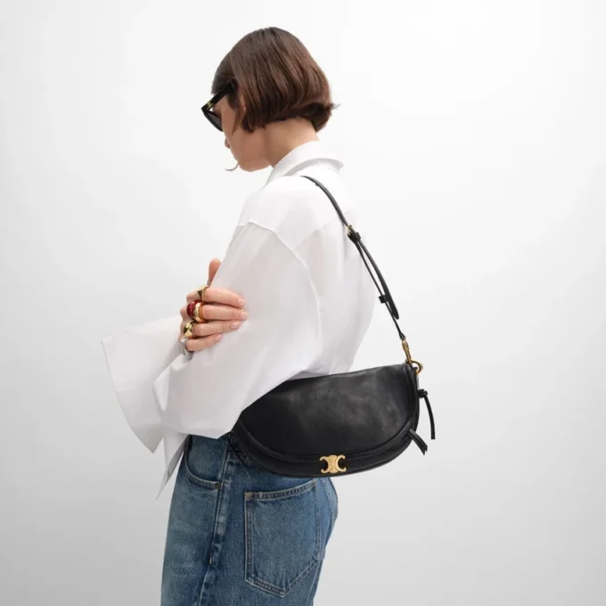 Kleine Halfmoon Soft Triomphe aus geschmeidigem, glänzendem Lammleder