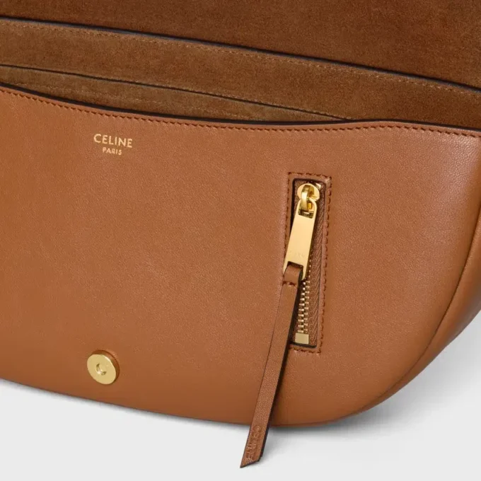 Kleine Halfmoon Soft Triomphe aus geschmeidigem, glänzendem Lammleder