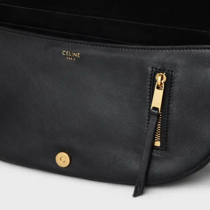 Kleine Halfmoon Soft Triomphe aus geschmeidigem, glänzendem Lammleder