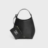 Kleine Hobo-Tasche aus geschmeidigem, glattem Kalbsleder Kleine Hobo-Tasche aus geschmeidigem, glattem Kalbsleder
