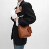 Kleine Hobo-Tasche aus geschmeidigem, glattem Kalbsleder Kleine Hobo-Tasche aus geschmeidigem, glattem Kalbsleder