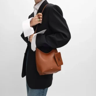 Kleine Hobo-Tasche aus geschmeidigem, glattem Kalbsleder