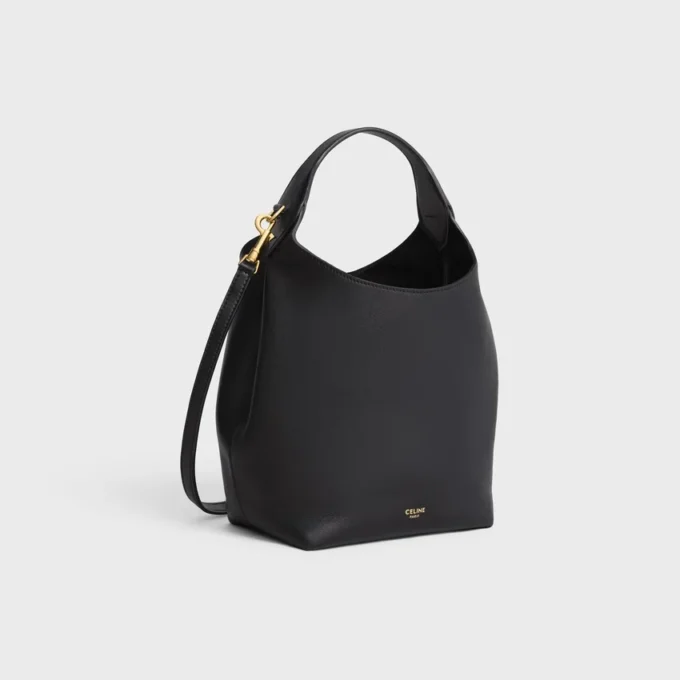 Kleine Hobo-Tasche aus geschmeidigem, glattem Kalbsleder Kleine Hobo-Tasche aus geschmeidigem, glattem Kalbsleder
