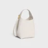 Kleine Hobo-Tasche aus geschmeidigem, glattem Kalbsleder Kleine Hobo-Tasche aus geschmeidigem, glattem Kalbsleder