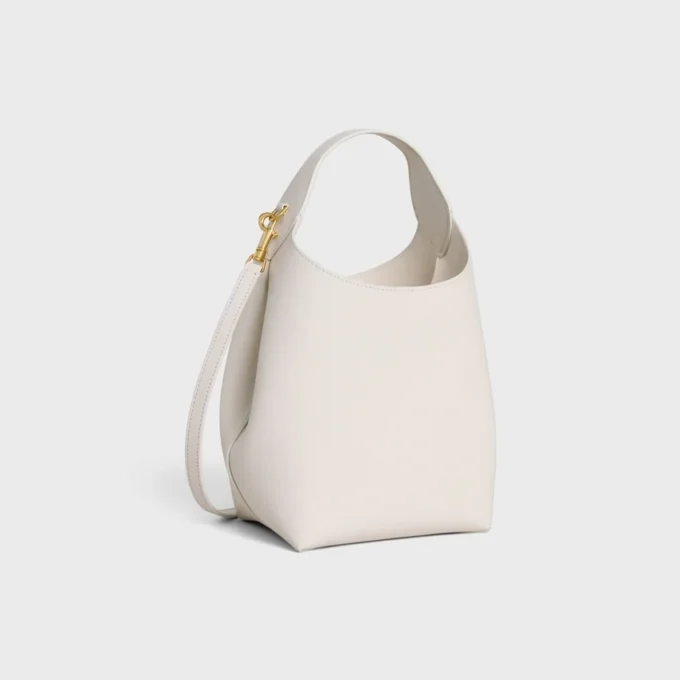 Kleine Hobo-Tasche aus geschmeidigem, glattem Kalbsleder Kleine Hobo-Tasche aus geschmeidigem, glattem Kalbsleder