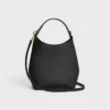 Kleine Hobo-Tasche aus geschmeidigem, glattem Kalbsleder Kleine Hobo-Tasche aus geschmeidigem, glattem Kalbsleder