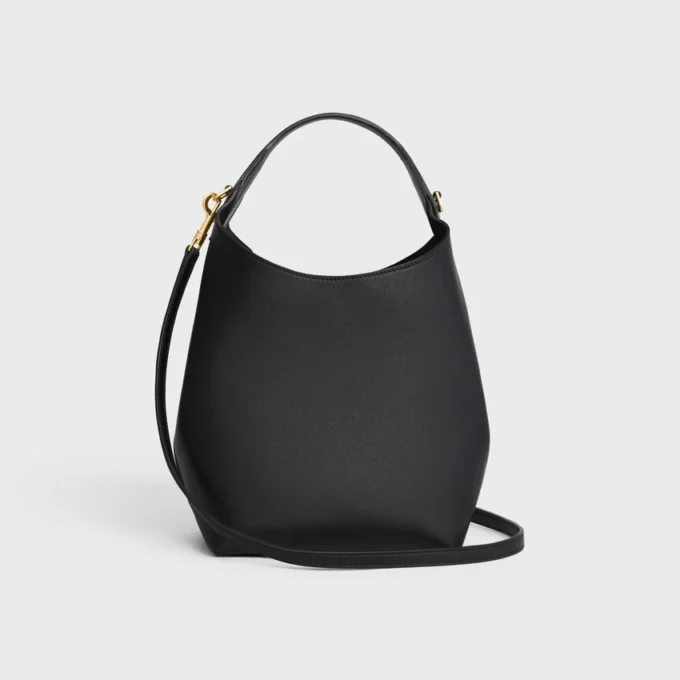 Kleine Hobo-Tasche aus geschmeidigem, glattem Kalbsleder Kleine Hobo-Tasche aus geschmeidigem, glattem Kalbsleder