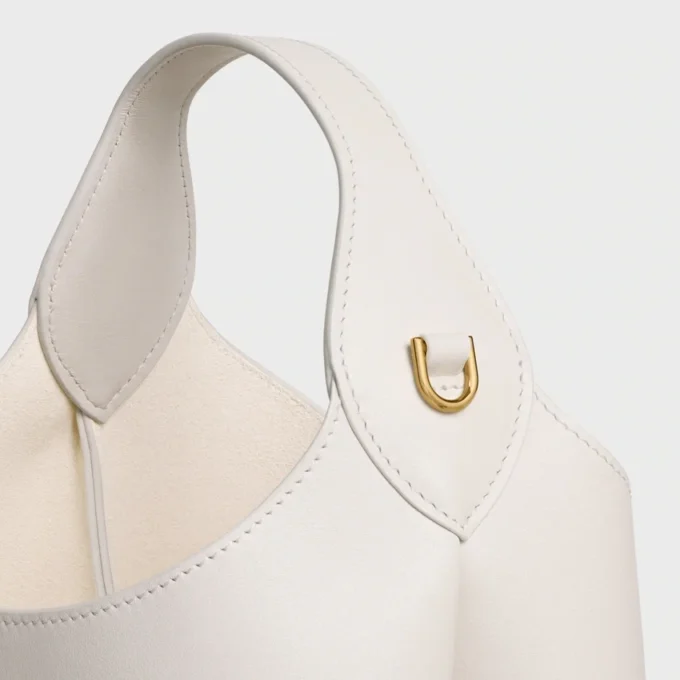Kleine Hobo-Tasche aus geschmeidigem, glattem Kalbsleder Kleine Hobo-Tasche aus geschmeidigem, glattem Kalbsleder