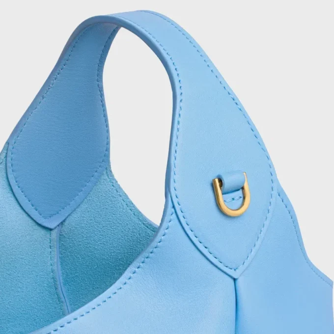 Kleine Hobo-Tasche aus geschmeidigem, glattem Kalbsleder Kleine Hobo-Tasche aus geschmeidigem, glattem Kalbsleder
