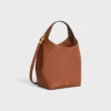 Kleine Hobo-Tasche aus geschmeidigem, glattem Kalbsleder Kleine Hobo-Tasche aus geschmeidigem, glattem Kalbsleder